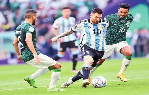 干扰球！詹姆斯投篮皮球明显下落 被对手扇飞